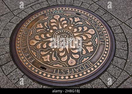 Couverture urbaine de trou d'homme dans la rue principale de trottoir de Budapest.Hongrie Banque D'Images