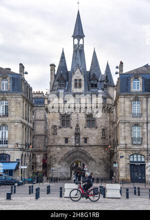 Bordeaux, France - 8 novembre 2021 : porte Cailhau porte médiévale située entre les bâtiments résidentiels de la vieille ville Banque D'Images