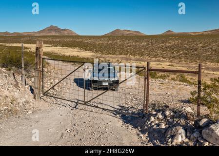 Porte sur la route au-dessus de Broad Canyon, Sierra de Las Uvas, désert de Chihuahuan, Monument national des montagnes Organ Desert Peaks, Nouveau-Mexique, États-Unis Banque D'Images