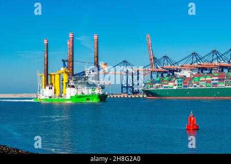 Rotterdam, pays-Bas.Navire de l'installateur de mer, propriété d'A2Sea, retournant au port pour charger de nouvelles éoliennes produisant de l'énergie propre à installer en mer du Nord. Banque D'Images