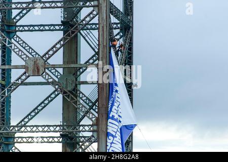 Un drapeau des manifestants est retiré de la grue Finniston près du site de Cop26 à Glasgow.Crédit: Euan Cherry Banque D'Images