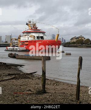 LONDRES, ROYAUME-UNI - 29 octobre 2021 : le RRS sir David Attenborough, un navire de recherche polaire, ancré sur la Tamise Banque D'Images