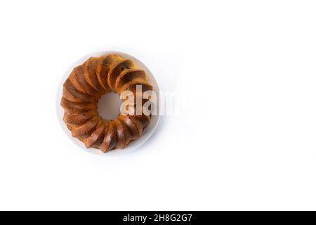 Petit gâteau traditionnel avec raisins secs isolés sur fond blanc Banque D'Images