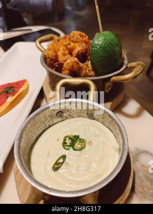 Soupe en cocotte avec plat frit sur fond pendant la Foire de mai à Londres Banque D'Images