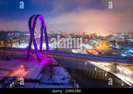 Pont sur la rivière Brda la nuit.Parcours universitaire à Bydgoszcz.Vue aérienne de la Pologne. Banque D'Images