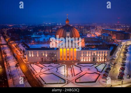 Basilique St.Vincent de Paul à Bydgoszcz en hiver au crépuscule.Vue aérienne de la Pologne Banque D'Images