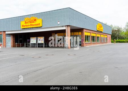 Berlin, Allemagne.Très ennuyeux et "unheimisch" supermarché bâtiment sur un grand parking vide.La conception du bâtiment n'est pas distinguable de tout autre bâtiment bon marché dans un quartier appauvri. Banque D'Images