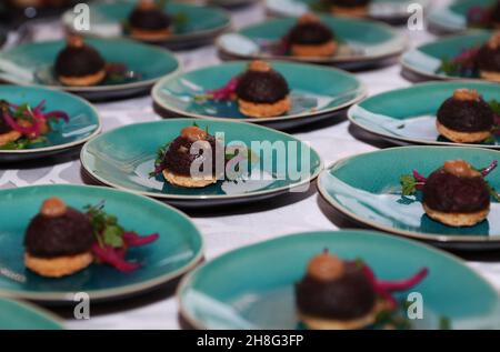 Paris, France.29 novembre 2021.Les en-cas sont présentés par un restaurant français de Lyon lors de la cérémonie de dévoilement du classement mondial DE LA LISTE 2022 au Ministère des Affaires étrangères de France à Paris, le 29 novembre 2021.LA LISTE 2022, dernière mise à jour d'une liste des meilleurs restaurants du monde, a été dévoilée ici lundi.Depuis 2015, LA LISTE a sélectionné les meilleurs restaurants du monde en se basant sur la compilation de centaines de guides et de publications ainsi que des millions de critiques en ligne.Credit: Gao Jing/Xinhua/Alamy Live News Banque D'Images