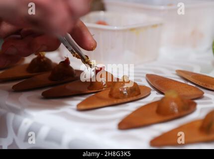 Paris, France.29 novembre 2021.Les en-cas sont présentés par un restaurant marocain lors de la cérémonie de dévoilement du classement mondial DE LA LISTE 2022 au ministère des Affaires étrangères de France à Paris, le 29 novembre 2021.LA LISTE 2022, dernière mise à jour d'une liste des meilleurs restaurants du monde, a été dévoilée ici lundi.Depuis 2015, LA LISTE a sélectionné les meilleurs restaurants du monde en se basant sur la compilation de centaines de guides et de publications ainsi que des millions de critiques en ligne.Credit: Gao Jing/Xinhua/Alamy Live News Banque D'Images