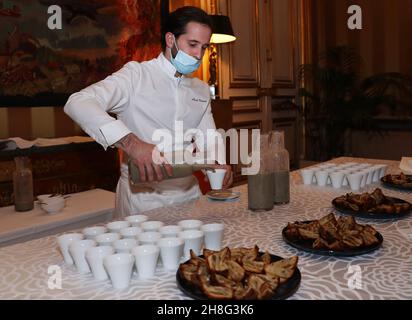 Paris, France.29 novembre 2021.Un chef prépare une soupe pour les invités lors de la cérémonie de dévoilement du classement mondial de la LISTE 2022 au ministère des Affaires étrangères de France à Paris, le 29 novembre 2021.LA LISTE 2022, dernière mise à jour d'une liste des meilleurs restaurants du monde, a été dévoilée ici lundi.Depuis 2015, LA LISTE a sélectionné les meilleurs restaurants du monde en se basant sur la compilation de centaines de guides et de publications ainsi que des millions de critiques en ligne.Credit: Gao Jing/Xinhua/Alamy Live News Banque D'Images