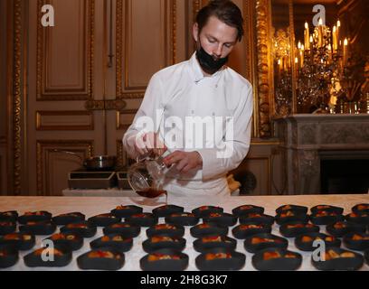 Paris, France.29 novembre 2021.Un chef prépare des en-cas lors de la cérémonie de dévoilement du classement mondial de la LISTE 2022 au ministère des Affaires étrangères de France à Paris, le 29 novembre 2021.LA LISTE 2022, dernière mise à jour d'une liste des meilleurs restaurants du monde, a été dévoilée ici lundi.Depuis 2015, LA LISTE a sélectionné les meilleurs restaurants du monde en se basant sur la compilation de centaines de guides et de publications ainsi que des millions de critiques en ligne.Credit: Gao Jing/Xinhua/Alamy Live News Banque D'Images