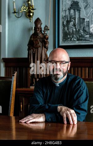 Tilburg, pays-Bas. Plan Karel, ministre de la paroisse catholique du centre-ville, voit de moins en moins de personnes à l'intérieur de son église pendant les masses. En particulier avec les Hollidays de l'est à venir, lui et ses collègues ont dû travailler de nouvelles techniques pour atteindre les croyants et les personnes religieuses: La diffusion de masses par Internet. Banque D'Images