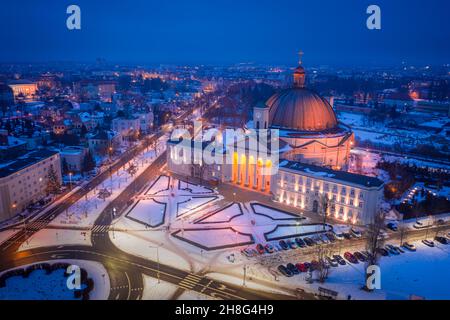 La nuit, la basilique catholique enneigée de Bydgoszcz.Vue aérienne de l'architecture en Pologne Banque D'Images