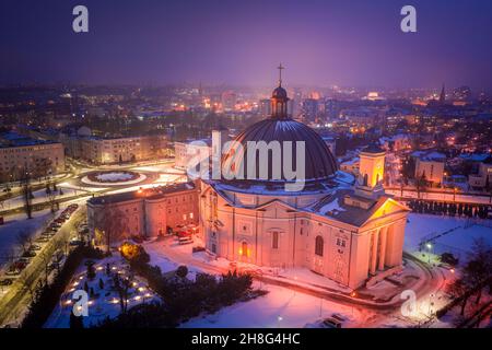 Basilique de Bydgoszcz la nuit en hiver.Architecture de nuit en Pologne. Banque D'Images