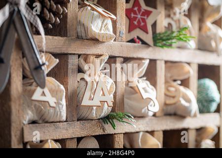 Calendrier original de l'Avent pour Noël comme compte à rebours jusqu'à Noël sur fond sombre Banque D'Images