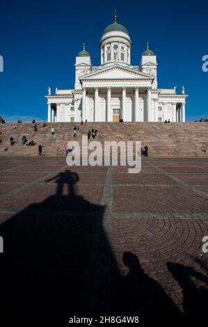 Vue sur la cathédrale d'Helsinki en plein soleil Banque D'Images