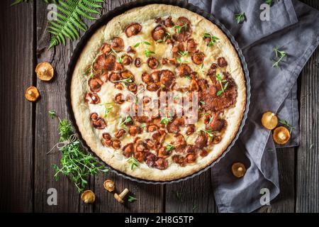 Tarte croustillante à base de champignons sauvages.Tarte à la chanterelle aux herbes.Tarte aux champignons rustiques de la forêt. Banque D'Images