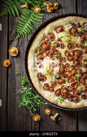 Tarte faite maison à base de champignons sauvages.Tarte à la chanterelle aux herbes.Tarte aux champignons rustiques de la forêt. Banque D'Images