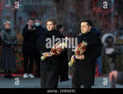 KIEV, UKRAINE - 27 novembre 2021 : le président Vladimir Zelensky et son conjoint honorent les victimes de l'Holodomor à Ukaraine, à Kiev Banque D'Images