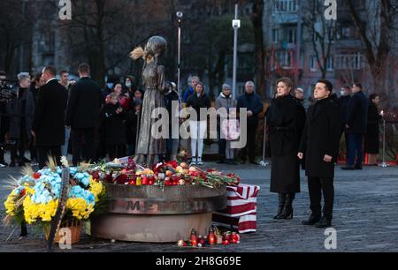 KIEV, UKRAINE - 27 novembre 2021 : le président Vladimir Zelensky et son conjoint honorent les victimes de l'Holodomor à Ukaraine, à Kiev Banque D'Images