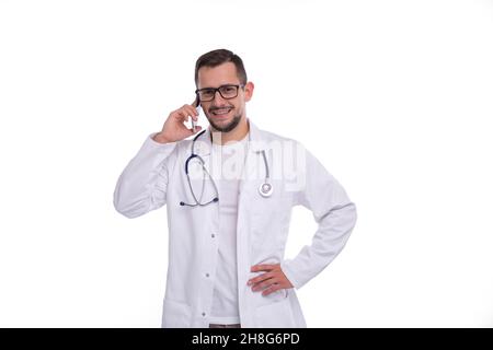Médecin parlant au téléphone debout isolé.Commecial, médecine, concept d'annonce.Technologie Banque D'Images