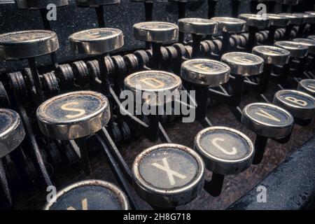 Gros plan sur une machine à écrire ancienne.Clavier de la machine à écrire.Matériel de bureau.Idée rétro. Banque D'Images