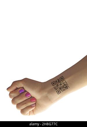 La femme affiche le code qr avec le mot « vacciné ».Certificat de vaccination Covid dans la main femelle isolée sur fond blanc. Banque D'Images