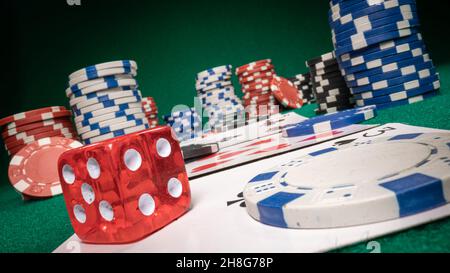Table de jeu de poker avec cartes et jetons.Texas Holdem.Texas holdem un jeu de poker. Banque D'Images