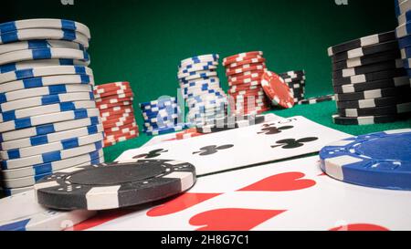 Table de jeu verte pendant le jeu.Jeu de poker.Texas holdem un jeu de poker. Banque D'Images