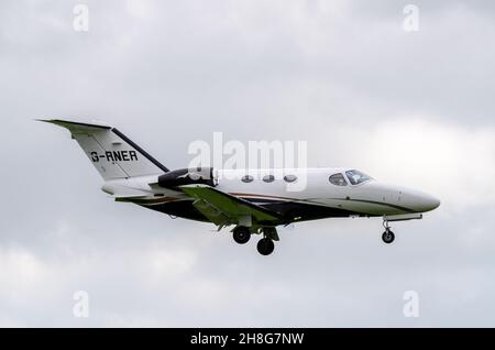 Cessna 510 Citation Mustang avion d'affaires G-RNER sur l'approche de la terre par temps couvert.Exploité par Stewart James Davies.Édition High Sierra Banque D'Images