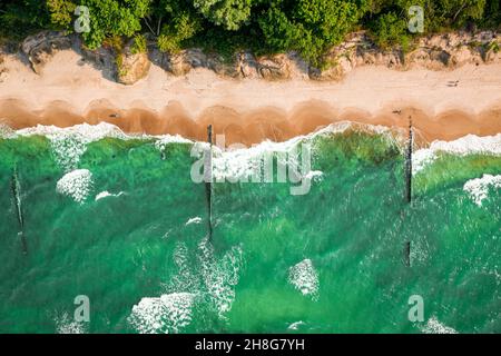 Superbes vagues bleues sur la mer de Batlic.Tourisme à la mer.Vue aérienne de la mer en Pologne, Europe Banque D'Images