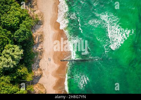 Magnifiques vagues bleues sur la mer de Batlic.Tourisme à la mer.Vue aérienne de la mer en Pologne, Europe Banque D'Images