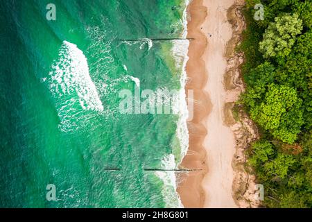 Des vagues bleues époustouflantes sur la mer de Batlic.Vacances au bord de la mer.Vue aérienne de la mer en Pologne, Europe Banque D'Images