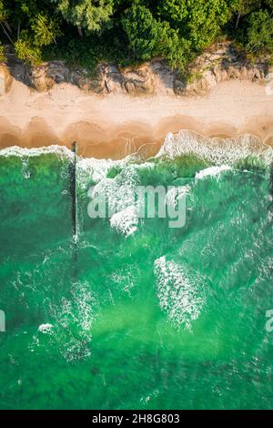 Magnifiques vagues bleues sur la mer de Batlic.Vacances au bord de la mer.Vue aérienne de la mer en Pologne, Europe Banque D'Images