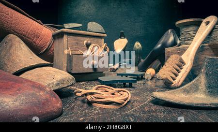 Atelier de cordonnier antique avec outils, lacets et chaussures.Atelier de cordonnerie antique Banque D'Images