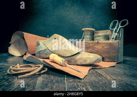 Petit atelier de cordonnier avec outils, règles, cuir et sangle.Petit atelier de cordonniers Banque D'Images