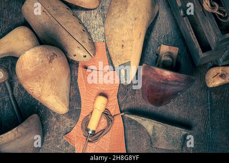 Petit atelier de cordonnier avec outils, lacets et chaussures.Petit atelier de cordonniers Banque D'Images