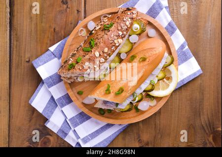 Hareng hollandais.Griller avec du hareng hollandais, des oignons et des cornichons.Hors-d'œuvre rustique traditionnel avec fruits de mer.Cuisine populaire aux pays-bas. Vue d'en haut. Banque D'Images