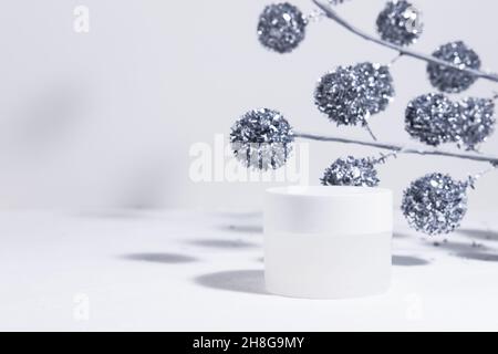 Fond blanc cosmétique de Noël.Maquette de produit cosmétique hydratant dans un pot sur fond blanc avec décorations de Noël.Cosmétologie ou Banque D'Images