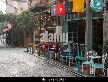 Istanbul, Turquie - 08 novembre 2021 : vue sur la rue Cafe Naftalin, quartier Balat d'Istanbul. Café très populaire et célèbre Banque D'Images