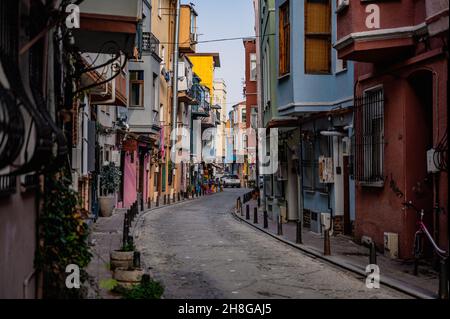 Istanbul, Turquie - 08 novembre 2021 : quartier de Balat d'Istanbul. Vue très populaire sur les rues des maisons colorées du quartier de Balat Banque D'Images