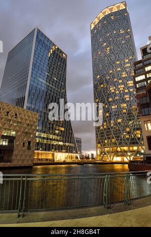 Vue en soirée, One Bank Street, l'édifice de Terre-Neuve, Mackenzie Walk, Middle Dock,Canary Wharf, Docklands, East London, Royaume-Uni Banque D'Images