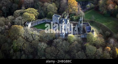 Vue aérienne du château de Prudhoe situé sur la rive sud de la rivière Tyne à Prudhoe, Northumberland, Angleterre Banque D'Images