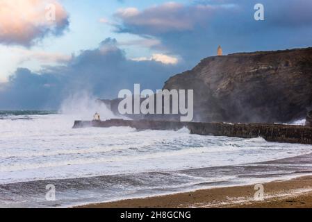 Surf s'écrasant sur le port comme Storm Arwen pics à Portreath Beach, près de Redruth, Cornwall, Royaume-Uni Banque D'Images