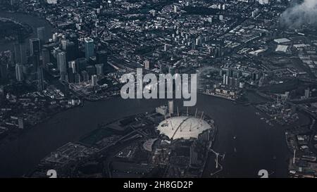 La vue de la O2 Arena (Millennium Dome) sur la péninsule de Greenwich dans le sud-est de Londres d'un siège fenêtre dans un avion arrivant à l'atterrissage à Heathrow. Banque D'Images