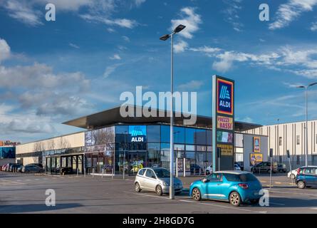 Fossano, Italie - 24 novembre 2021 : Aldi Supermarket Modern Architecture , chaîne allemande de supermarchés à prix réduits, Aldi est l'acronyme d'Albrecht-discount Banque D'Images