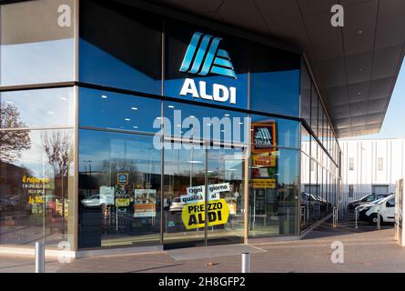 Fossano, Italie - 24 novembre 2021 : entrée au supermarché Aldi, chaîne allemande de supermarchés à prix réduits, Aldi est l'acronyme d'Albrecht-discount Banque D'Images