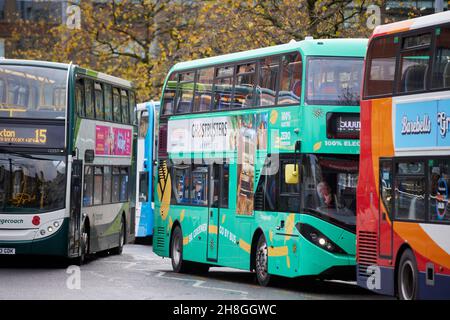 Gare routière de Manchester Piccadilly, bus Stagecoach aux arrêts de bus, y compris le nouveau véhicule électrique de la Livery verte Centrica Banque D'Images
