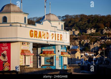 Weston-super-Mare, ville balnéaire de Somerset, en Angleterre.Jetée historique dans le Canal de Bristol Banque D'Images