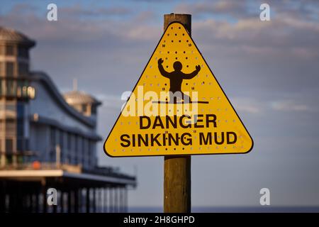 Weston-super-Mare, ville balnéaire de Somerset, en Angleterre.Danger de boue s'affaissement sur la plage Banque D'Images